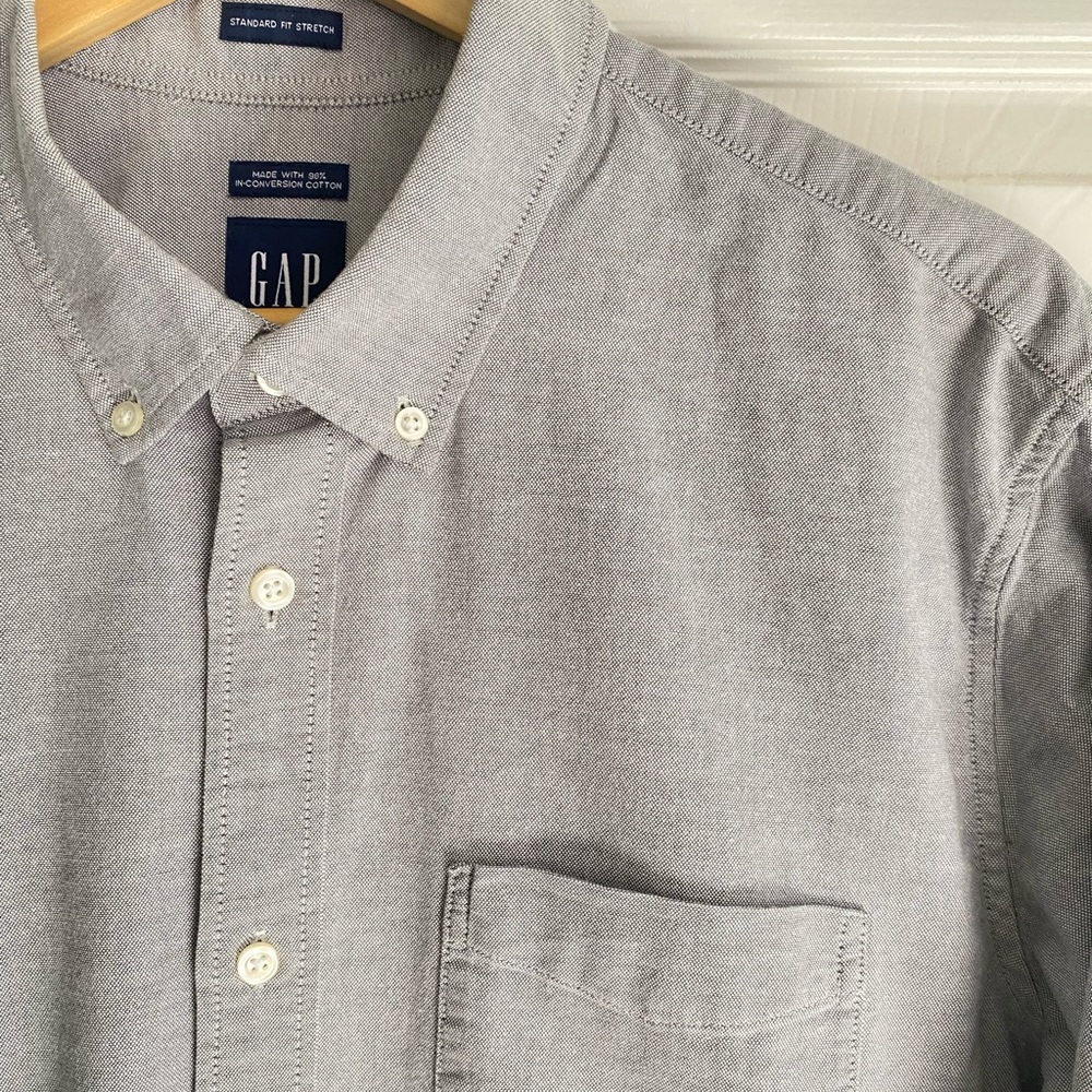 GAP Men's Light Gray Casual Button-Down Shirt